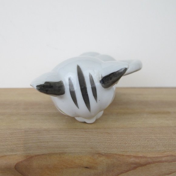 Cat Figurine Porcelain Made in Japan Yellow Eyes Vintage A6 - Picture 6 of 8